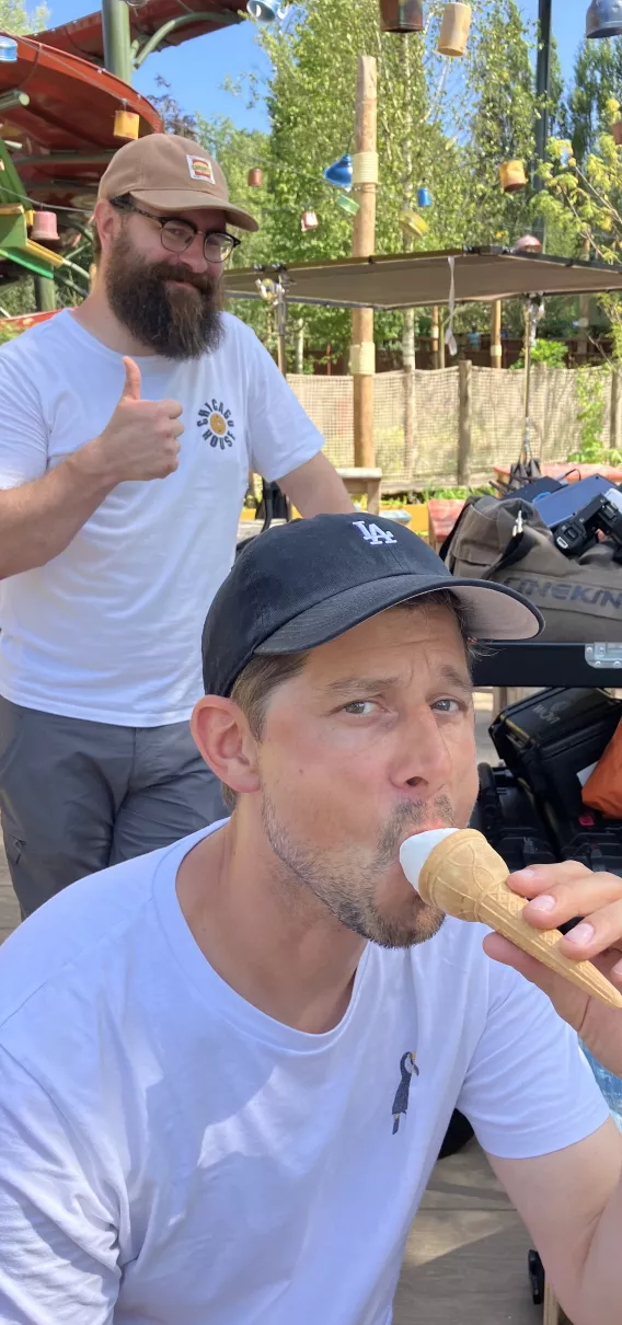 De crew geniet van een ijsje in Bellewaerde.