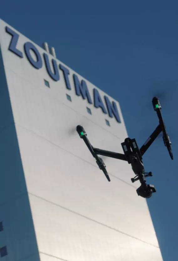 Drone vliegt voor de zouttoren van ZOUTMAN.