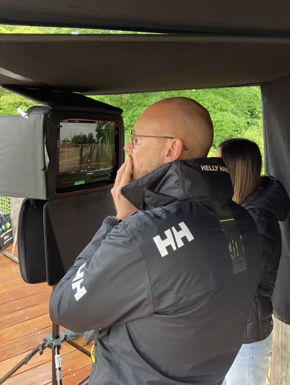 Het marketing team kijkt op de monitor.