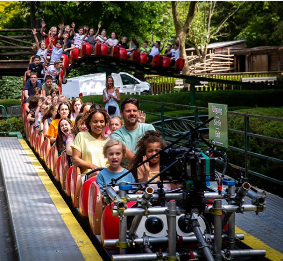 De keverbaan in Bellewaerde in actie, een camera hangt vooraan en filmt de mensen.