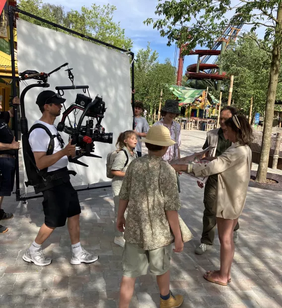 De crew filmt een gezin voor de Amazonia in Bellewaerde.