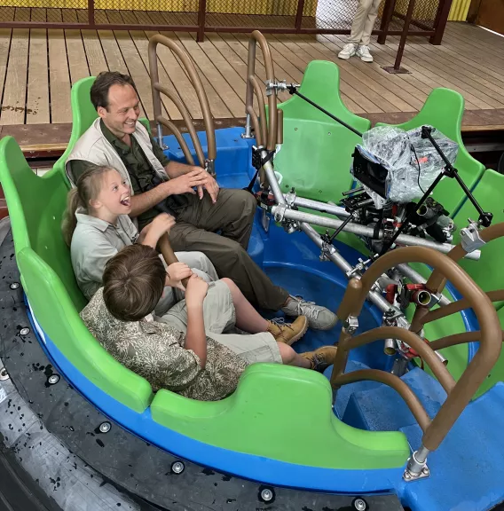 Een gezin wordt gefilmd tijdens een rit op de Amazonia in Bellewaerde.