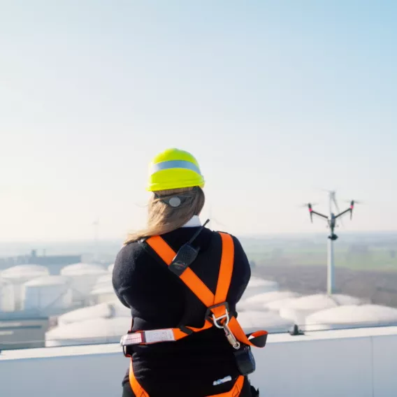 Werkneemster ZOUTMAN staat op de zouttoren in Gent.