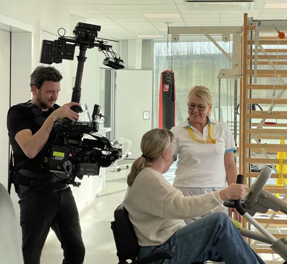 Een werknemer en patiënt worden gefilmd in AZ Zeno.