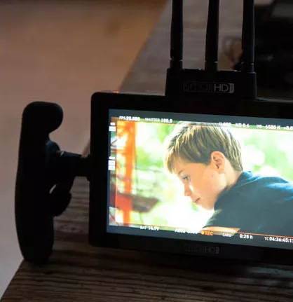 Op een monitor zien we het beeld van een jongen.