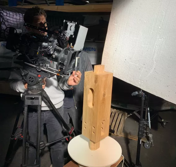 Cameraman filmt een blok hout.
